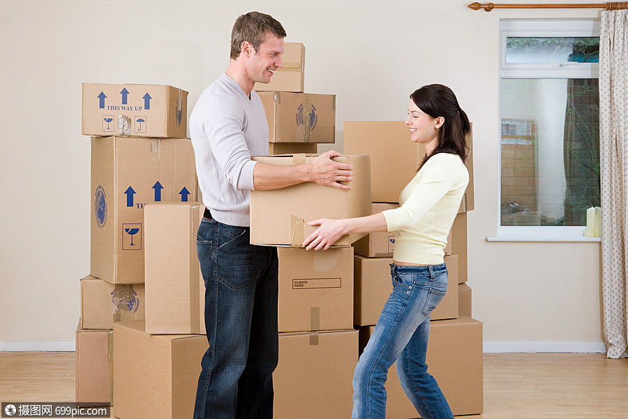 搬家的青年情侣