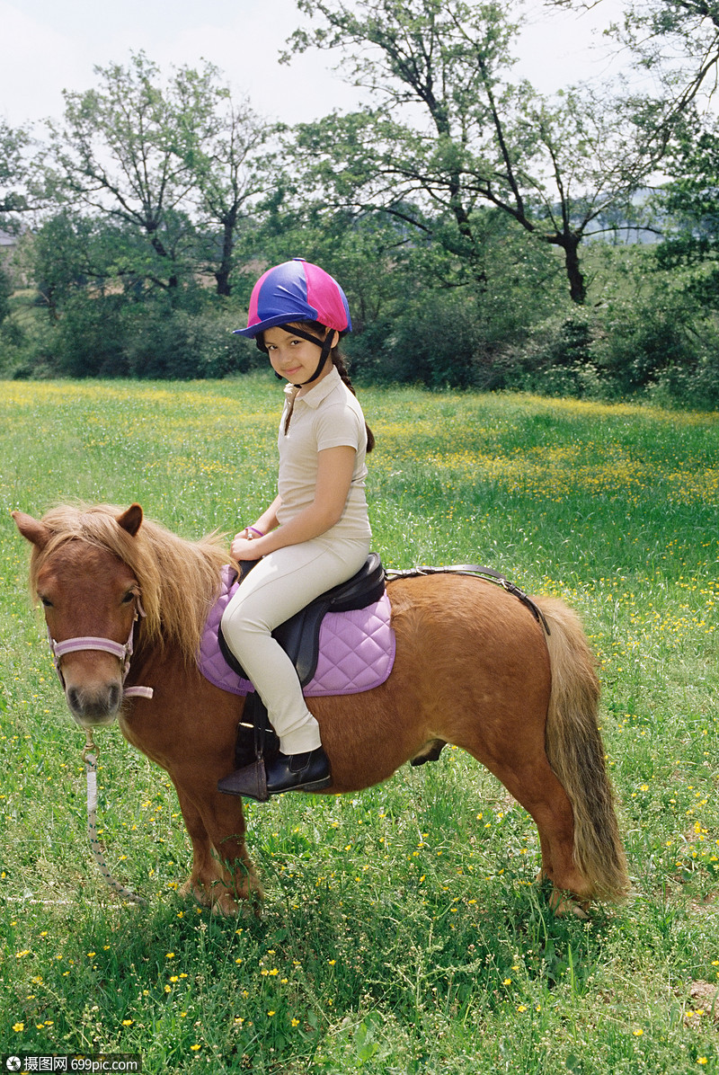 骑着小马的女孩图片