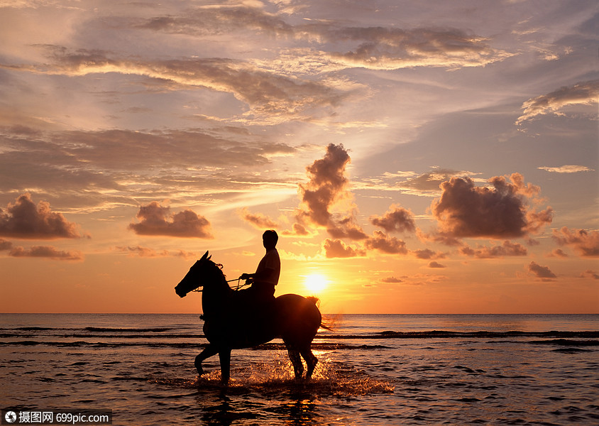 日落时在海上骑马的人