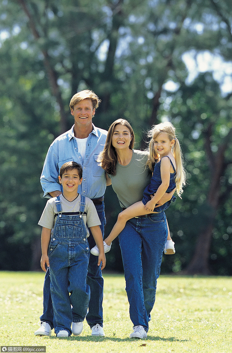 公园一家人合照