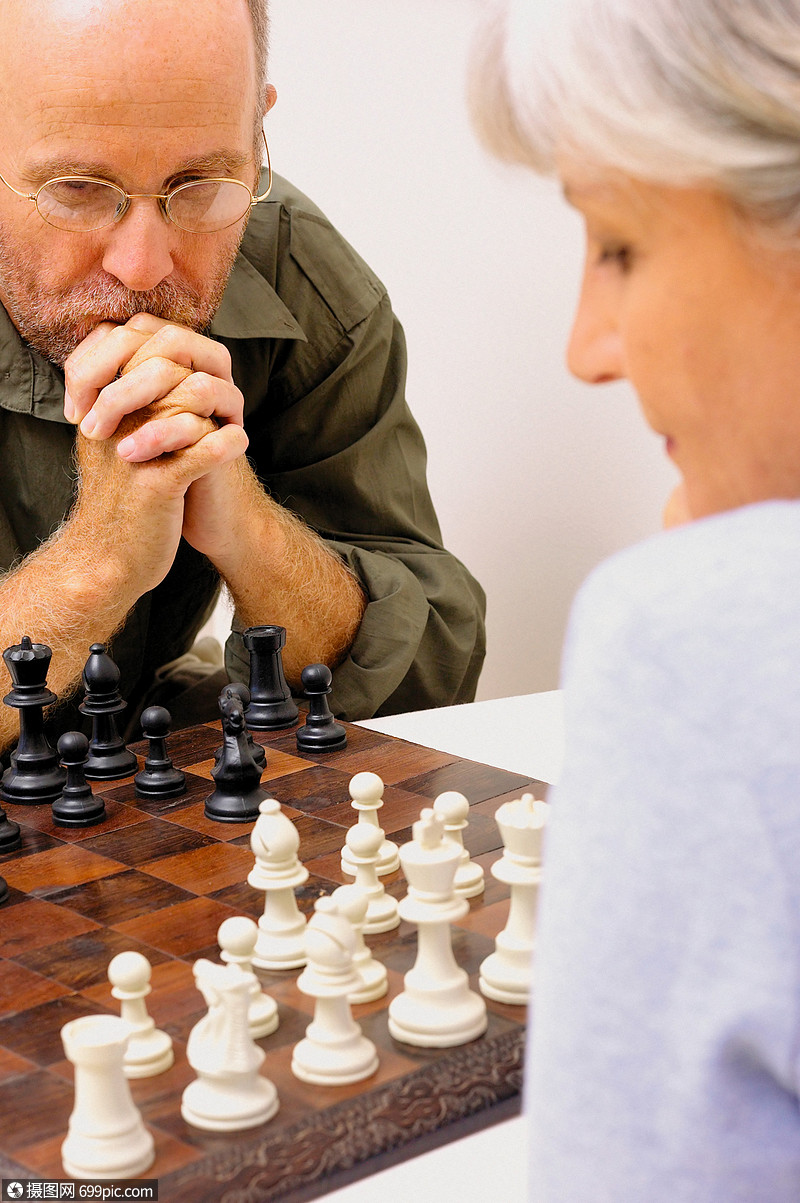 下棋的夫妇