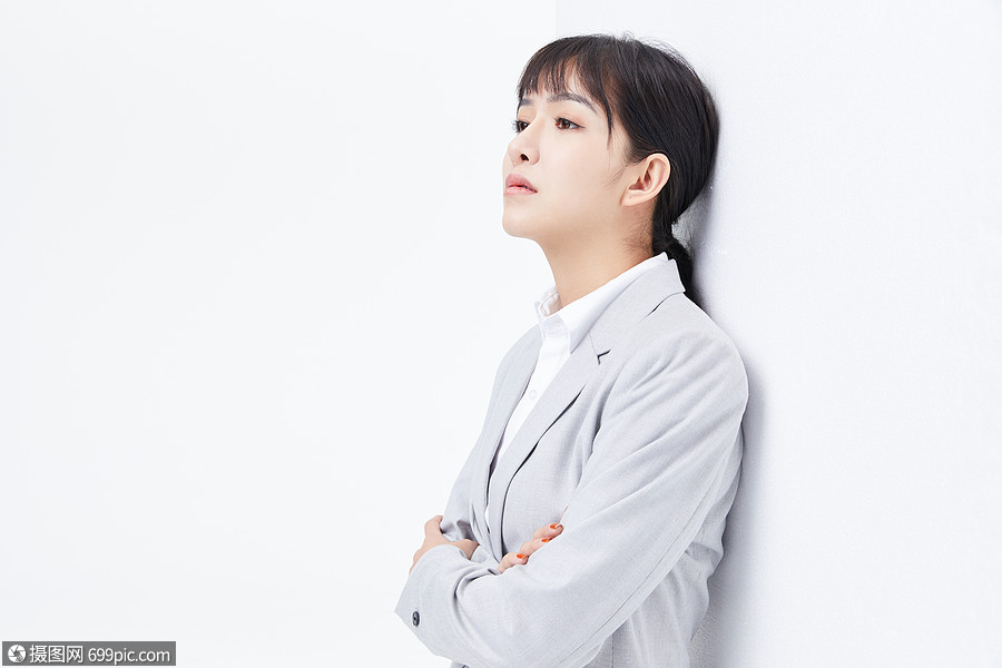 职场女性靠墙哭泣失落办公
