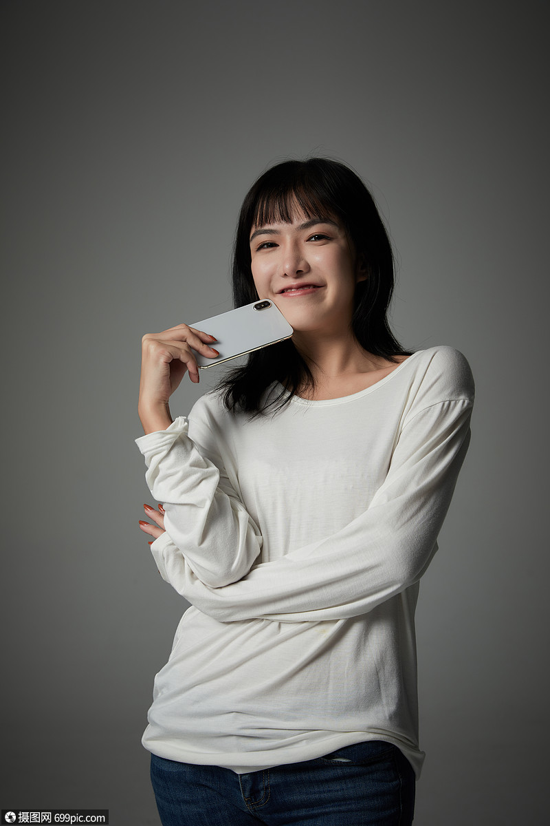 年轻美女手拿手机