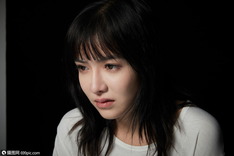 青年女性独自哭泣泪水黄种人