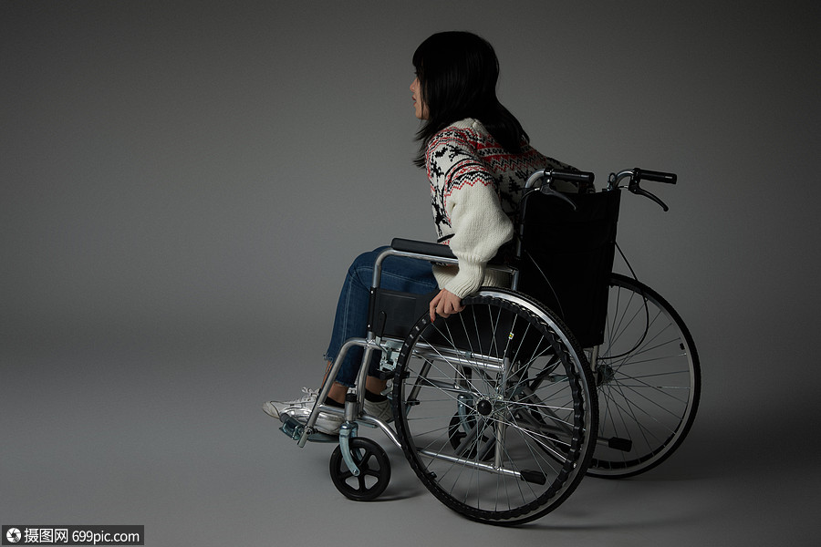 青年女性坐轮椅