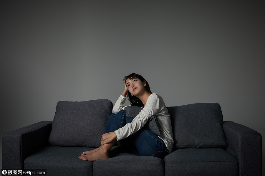 年轻女性情绪低落