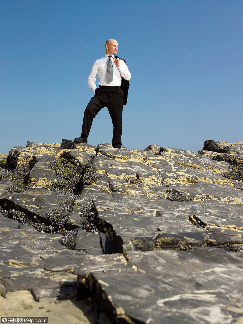 商人站在岩石上