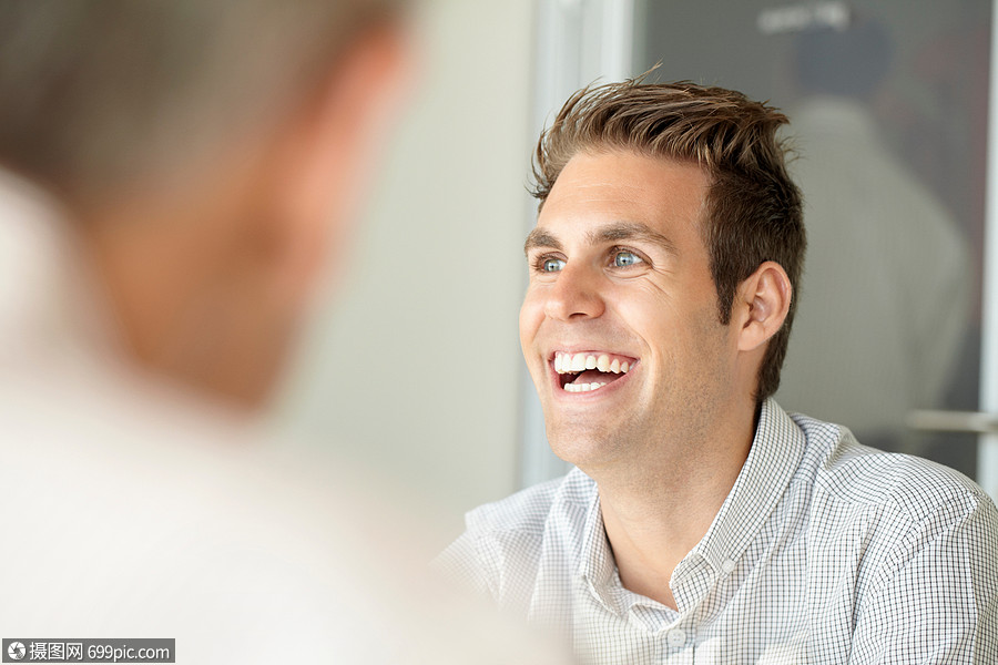 会上微笑的年轻人背景中的人外国人