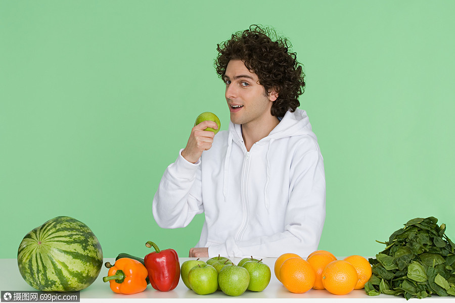 与水果一起摆拍的男士