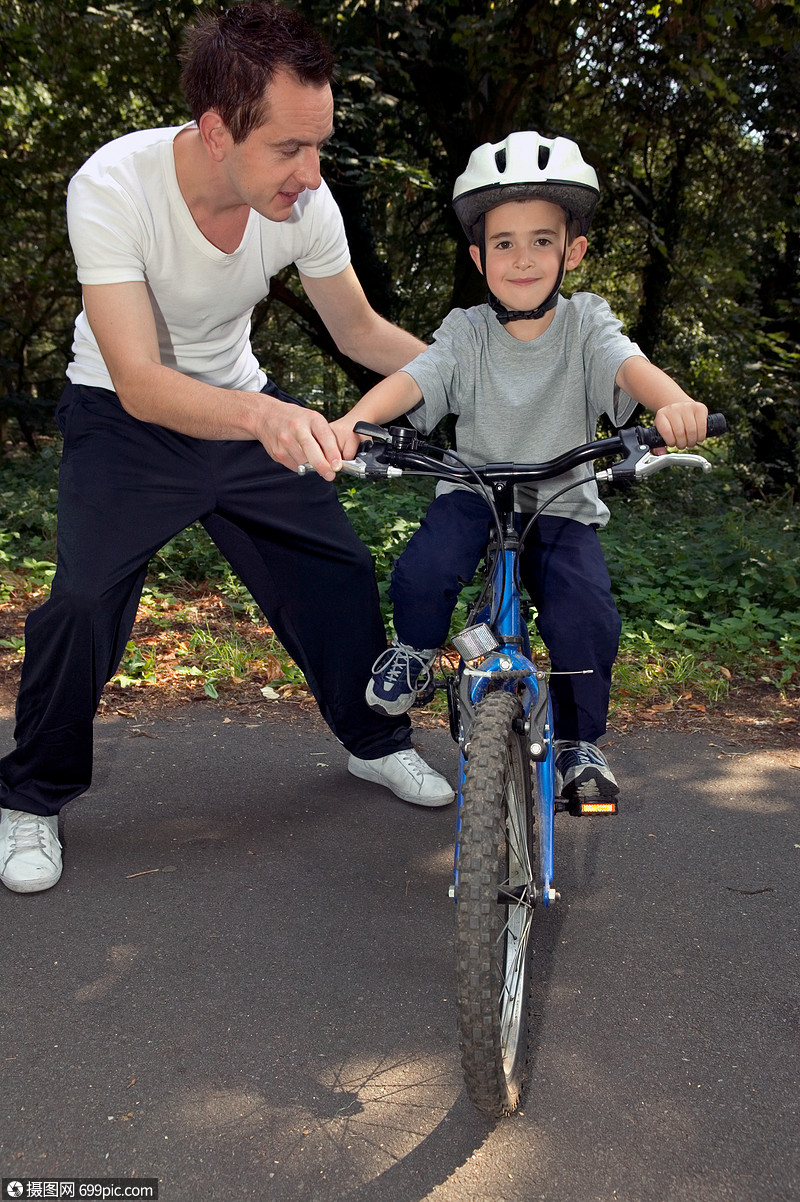 教儿子骑自行车的父亲外国人外国