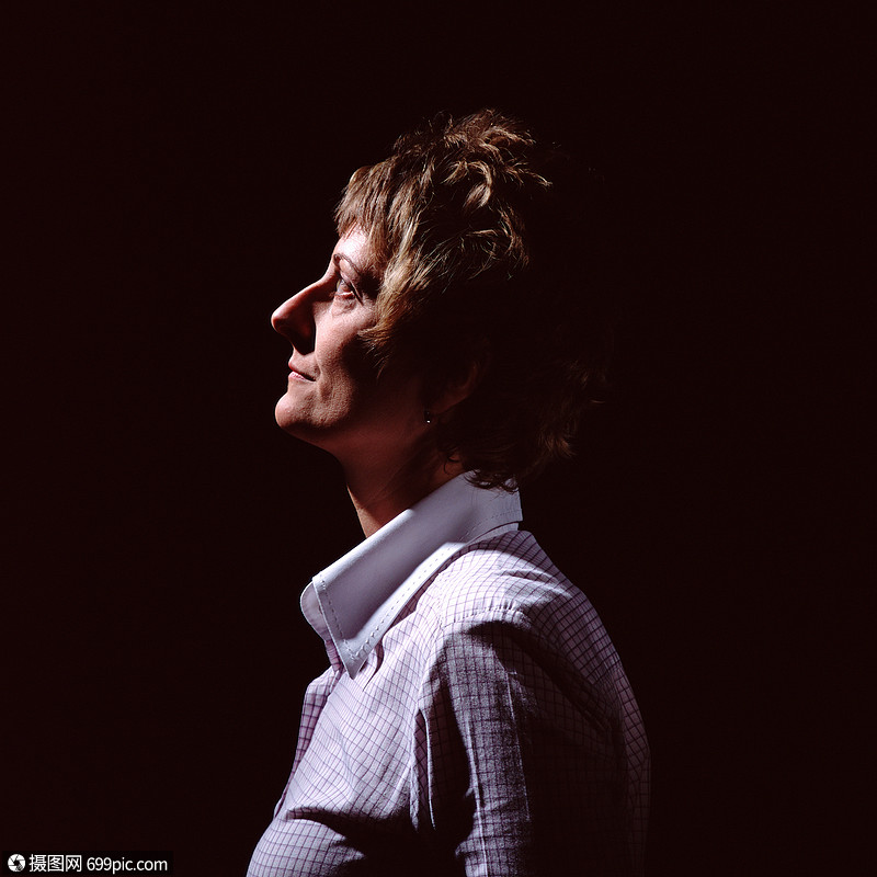 女人的侧面黑色背景外国人