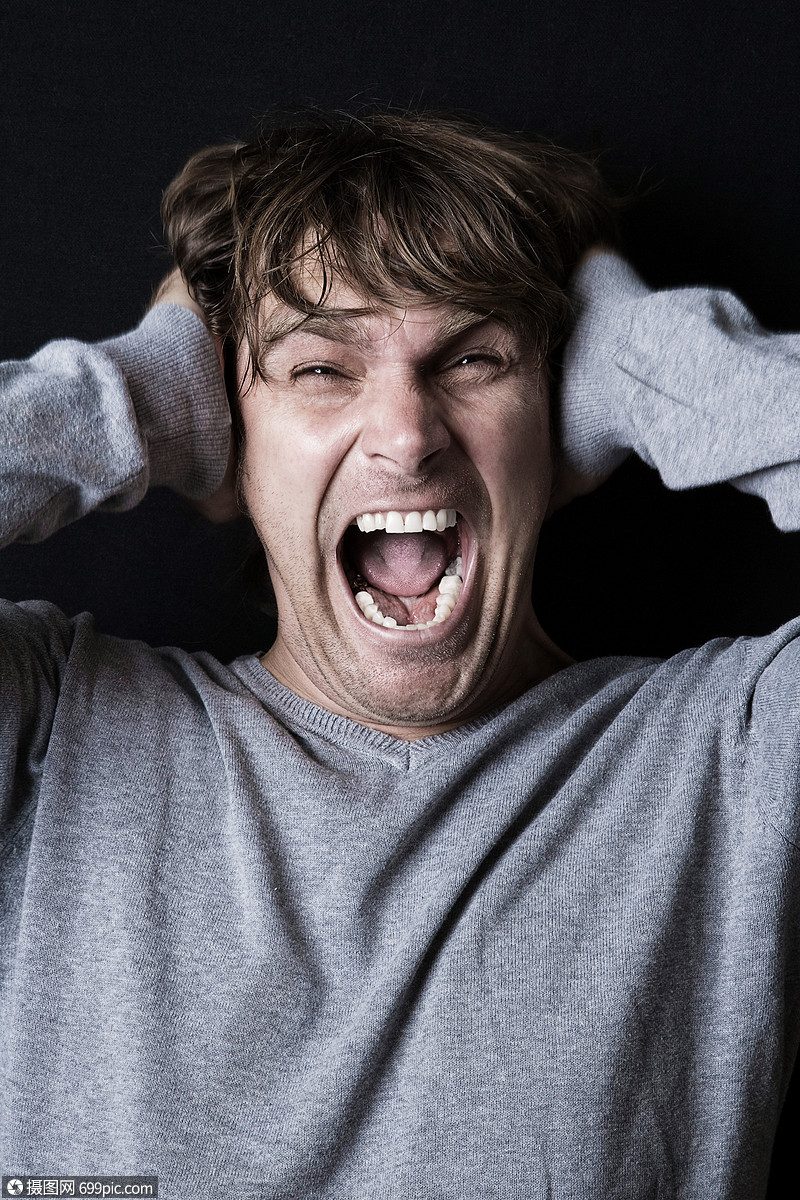 用手捂着耳朵尖叫的男人