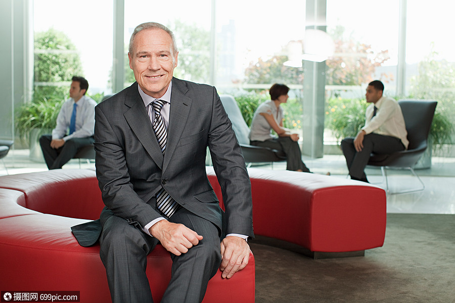 办公室的商人老年人外国人