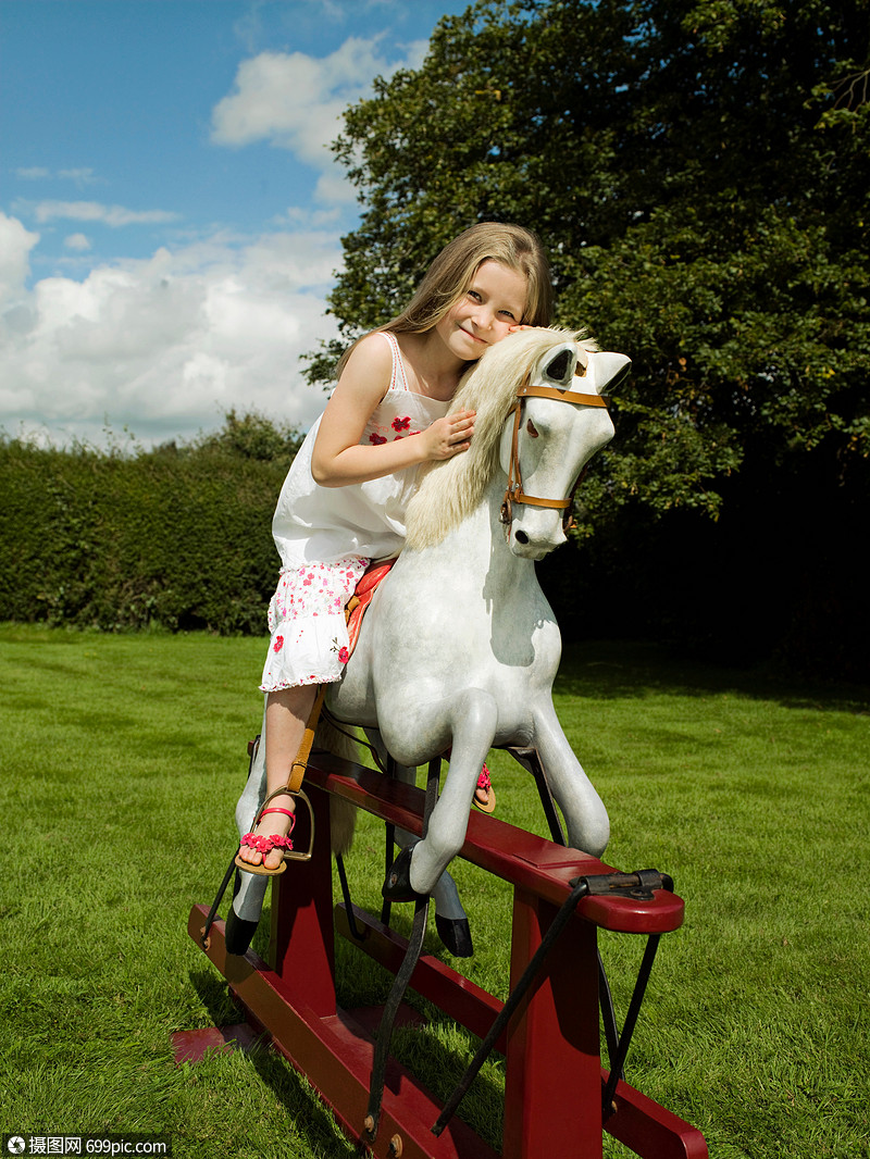 骑着摇摆木马的女孩白种人自然