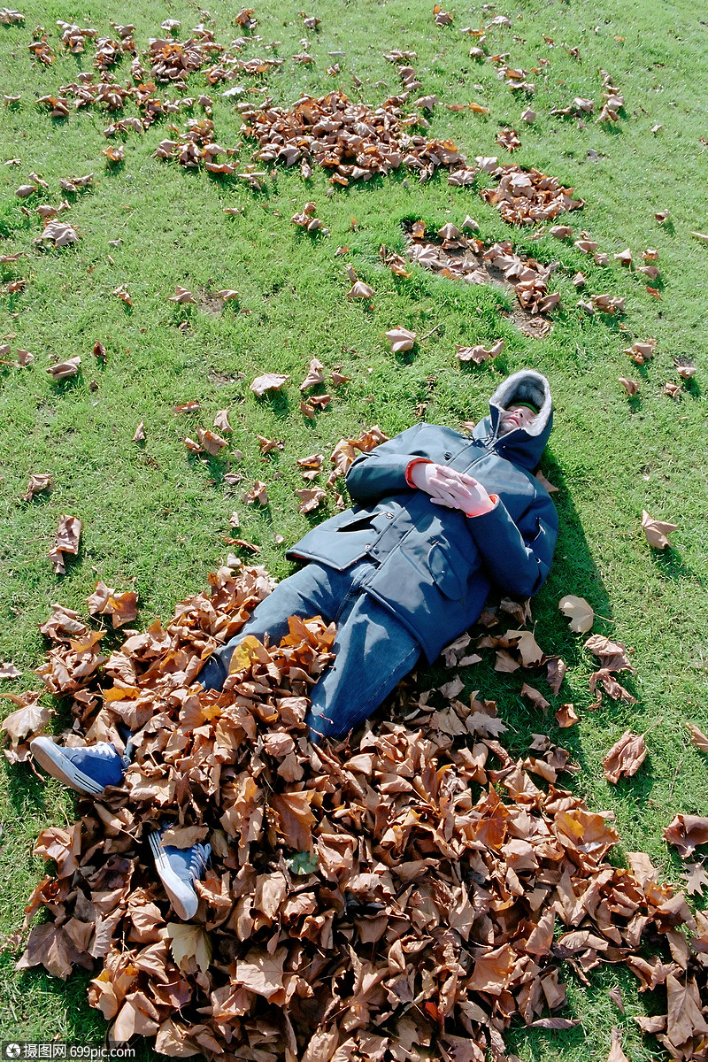 睡在树叶上的人野外外国人