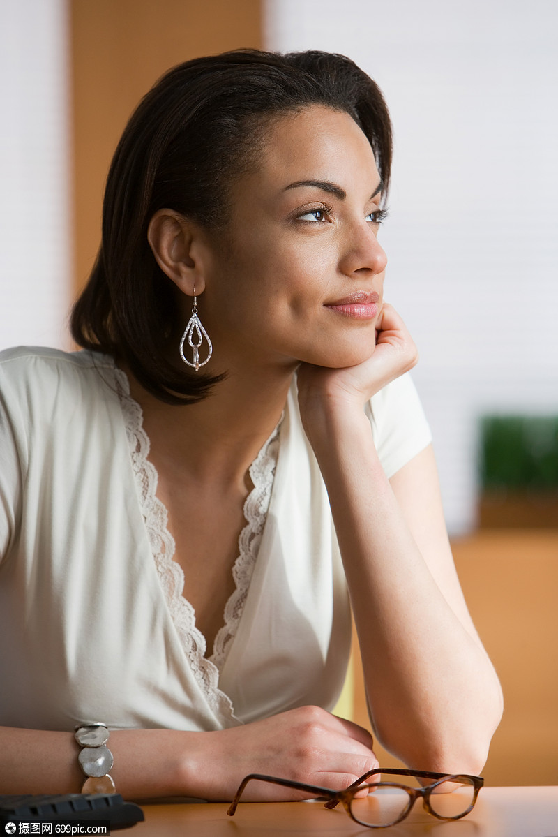 坐在桌旁沉思的女人