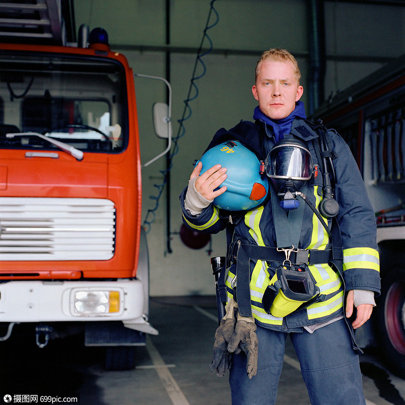 装备齐全的消防员