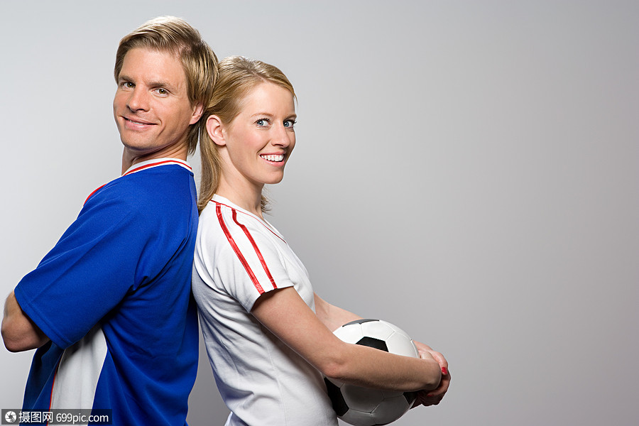 两个足球运动员女人外国人
