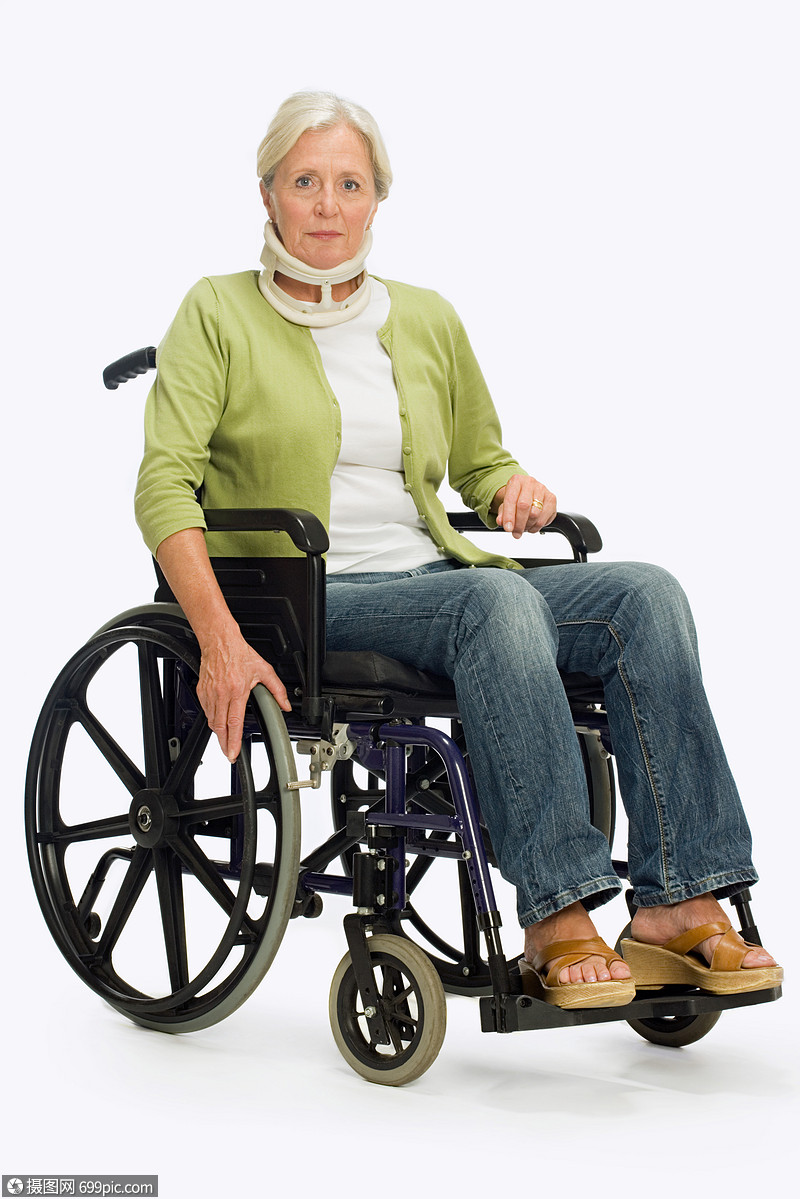 坐在轮椅上的女人成年棚拍