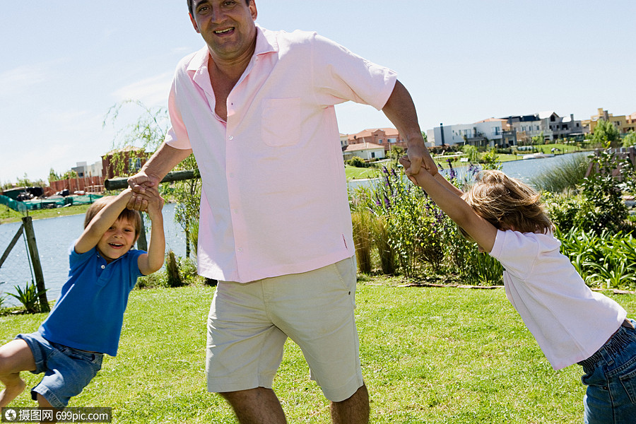 父亲和两个儿子玩