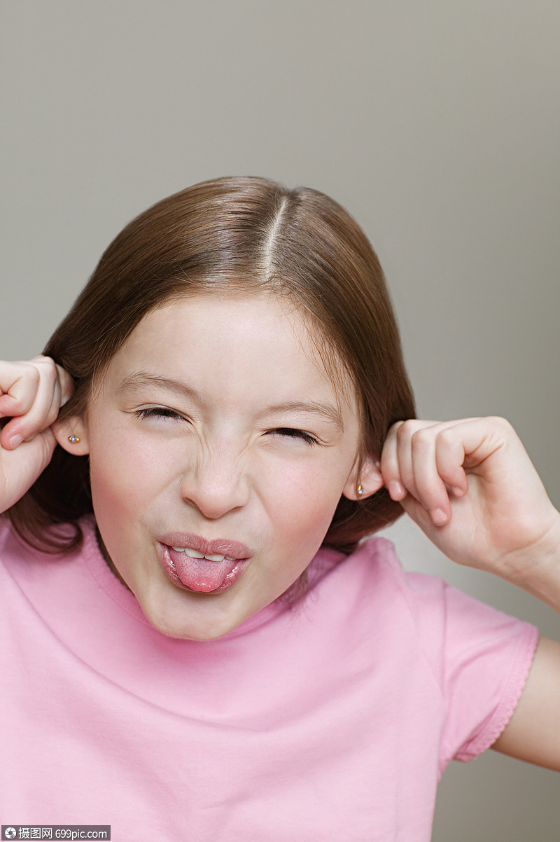 做鬼脸的小女孩
