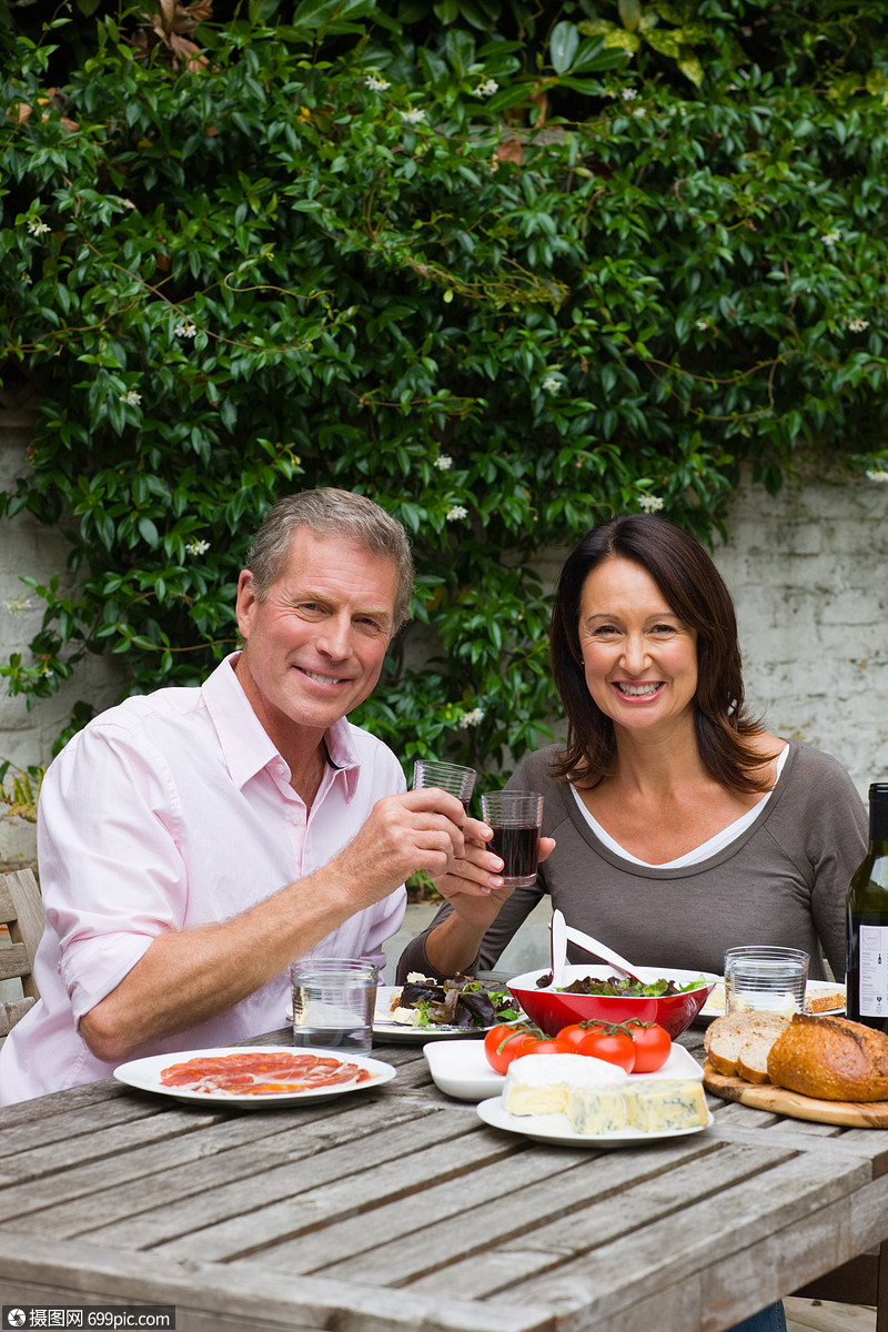 一对夫妻一起吃饭花园两个人