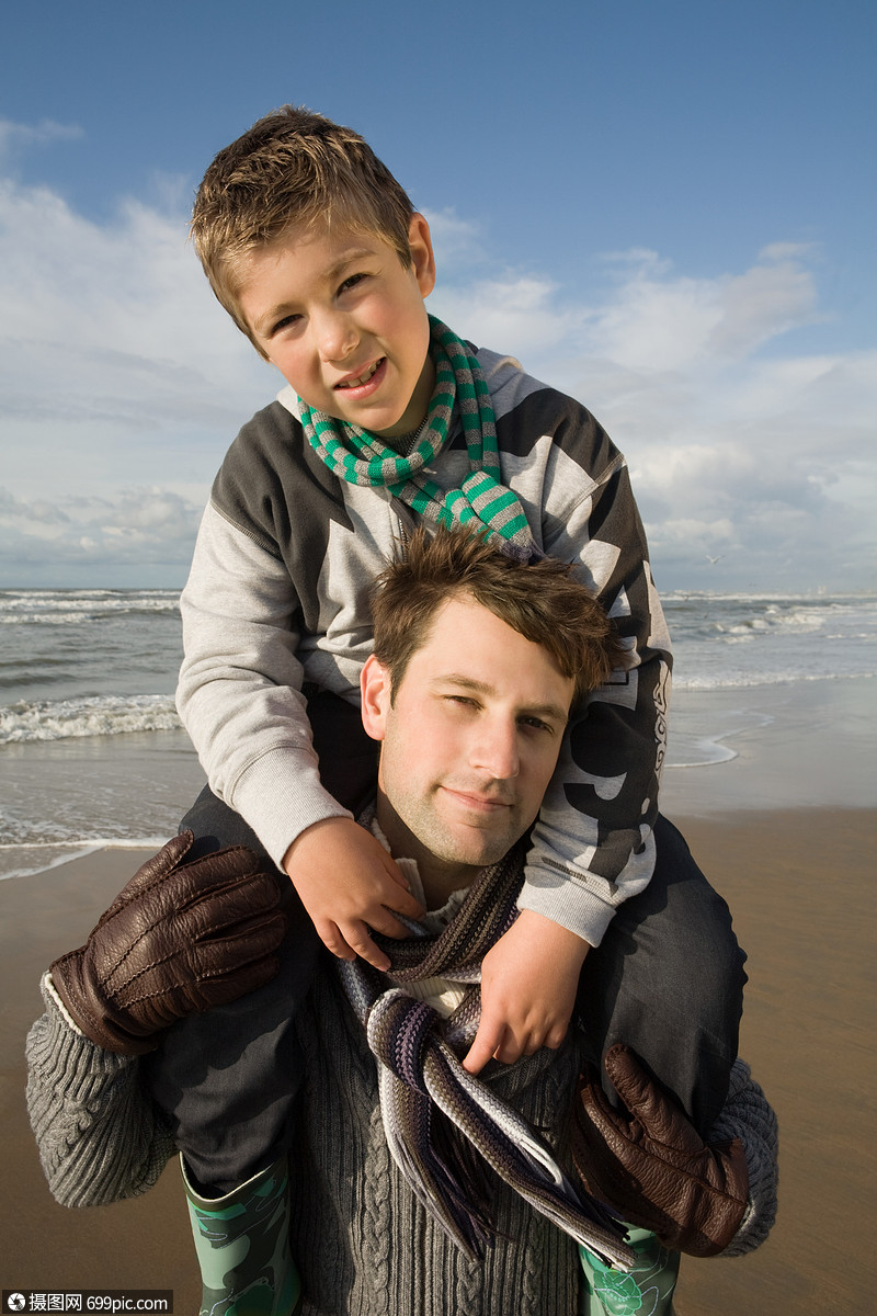 照片 外国人像 白种人 父亲和儿子在海边.jpg