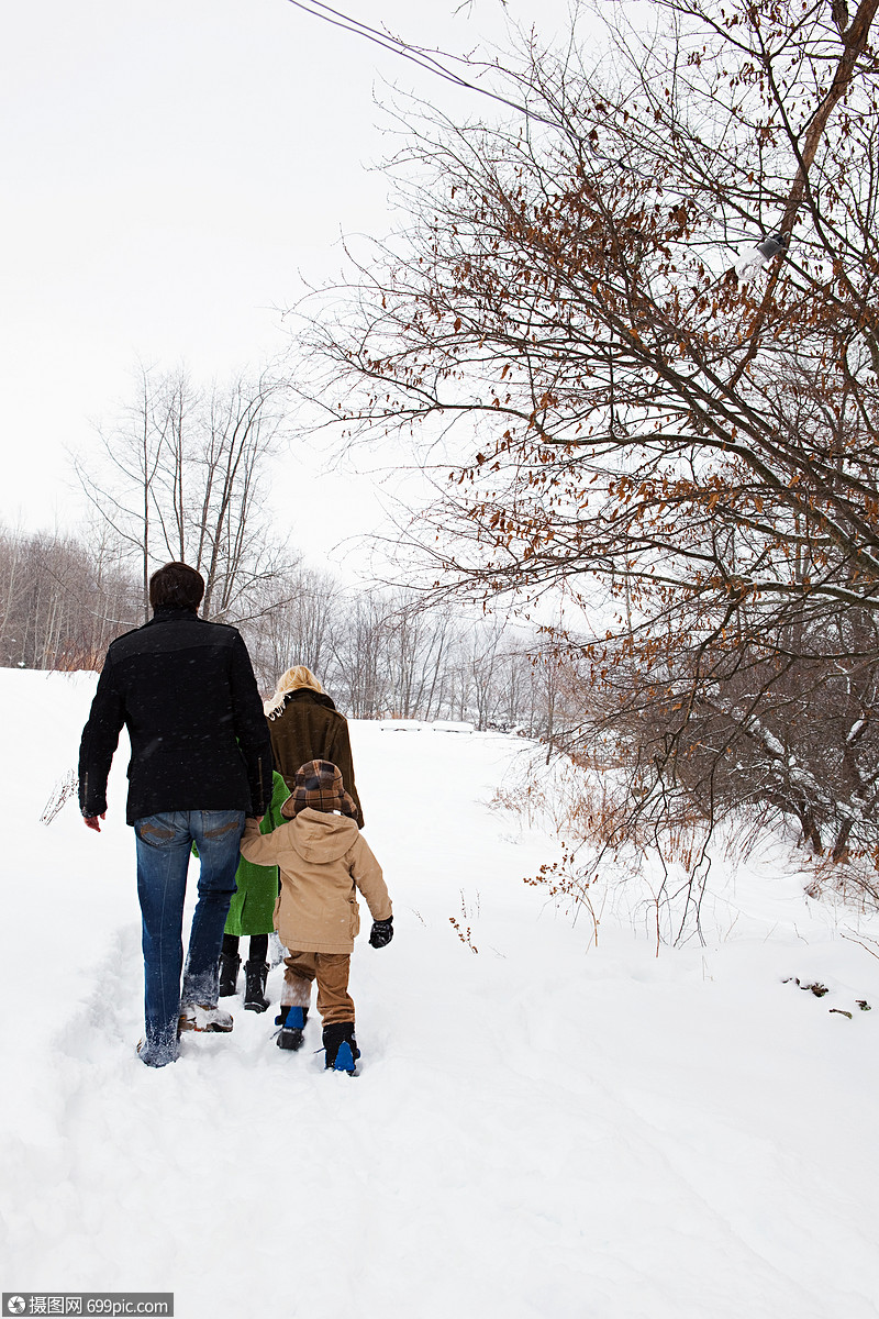 一家人在雪地里行走