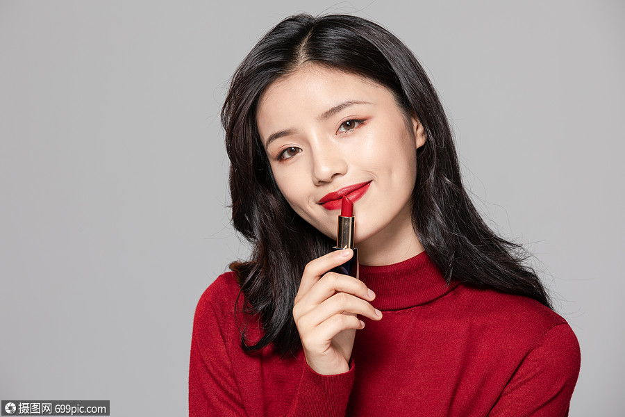 性感美女使用口红化妆