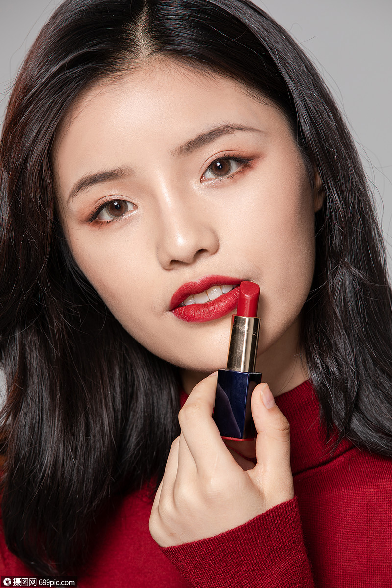 性感美女使用口红化妆