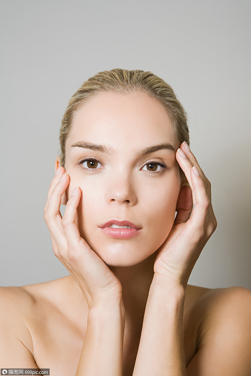 年轻女子摸脸