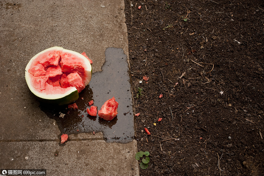 人行道上的碎西瓜
