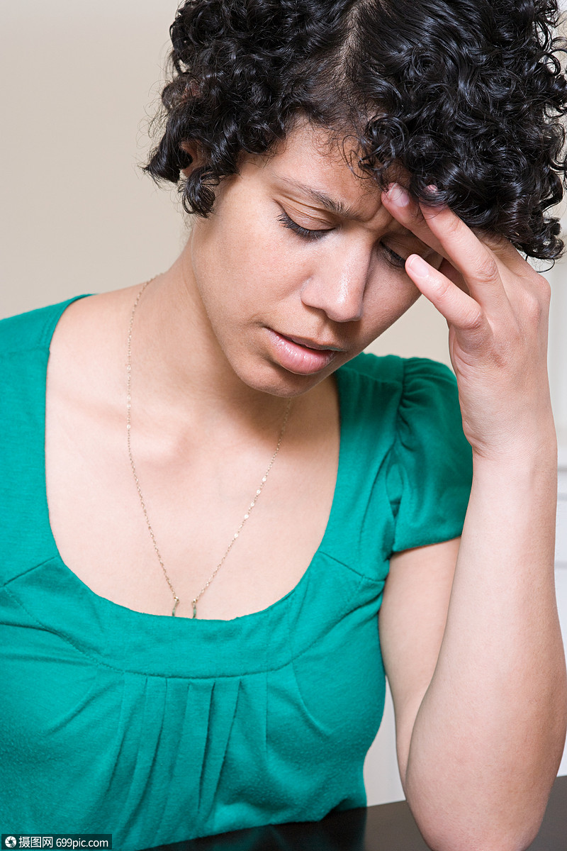 头痛的女人额头俯视