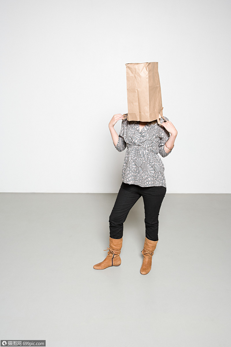 头上有纸袋的女人