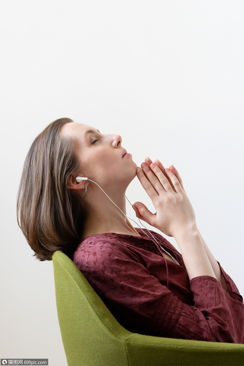 女生躺在椅子上听音乐