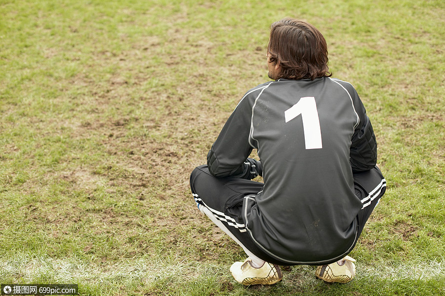 守门员蹲着男性的一个人