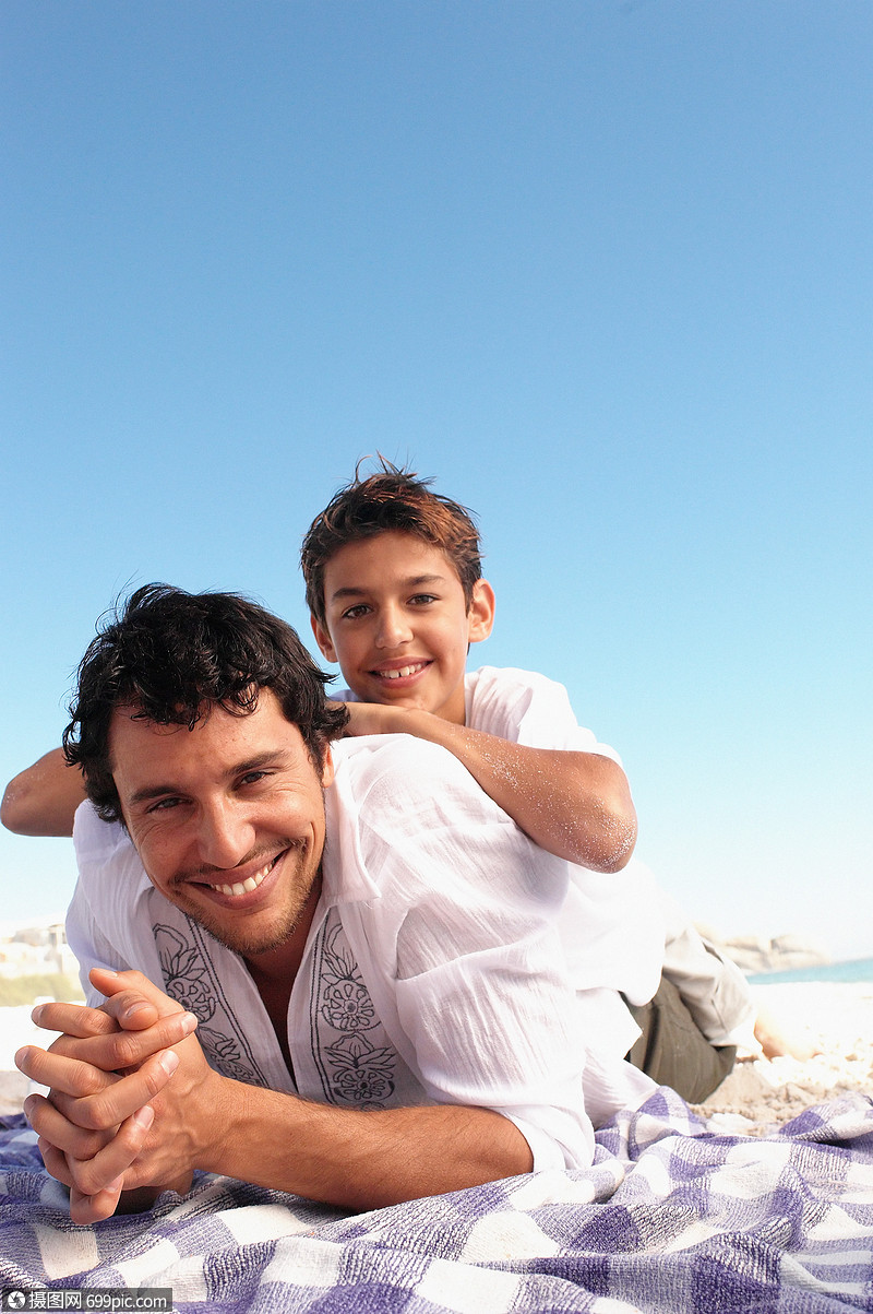 快乐的父子男性的男人