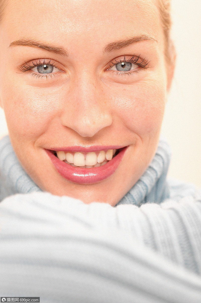 年轻女子新鲜微笑图片