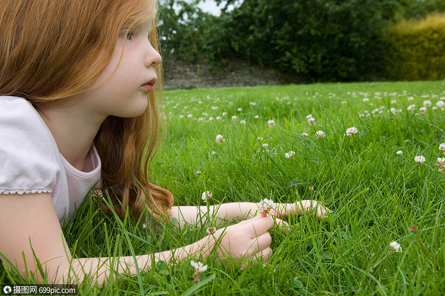 趴在草地上的女孩休闲外国人像