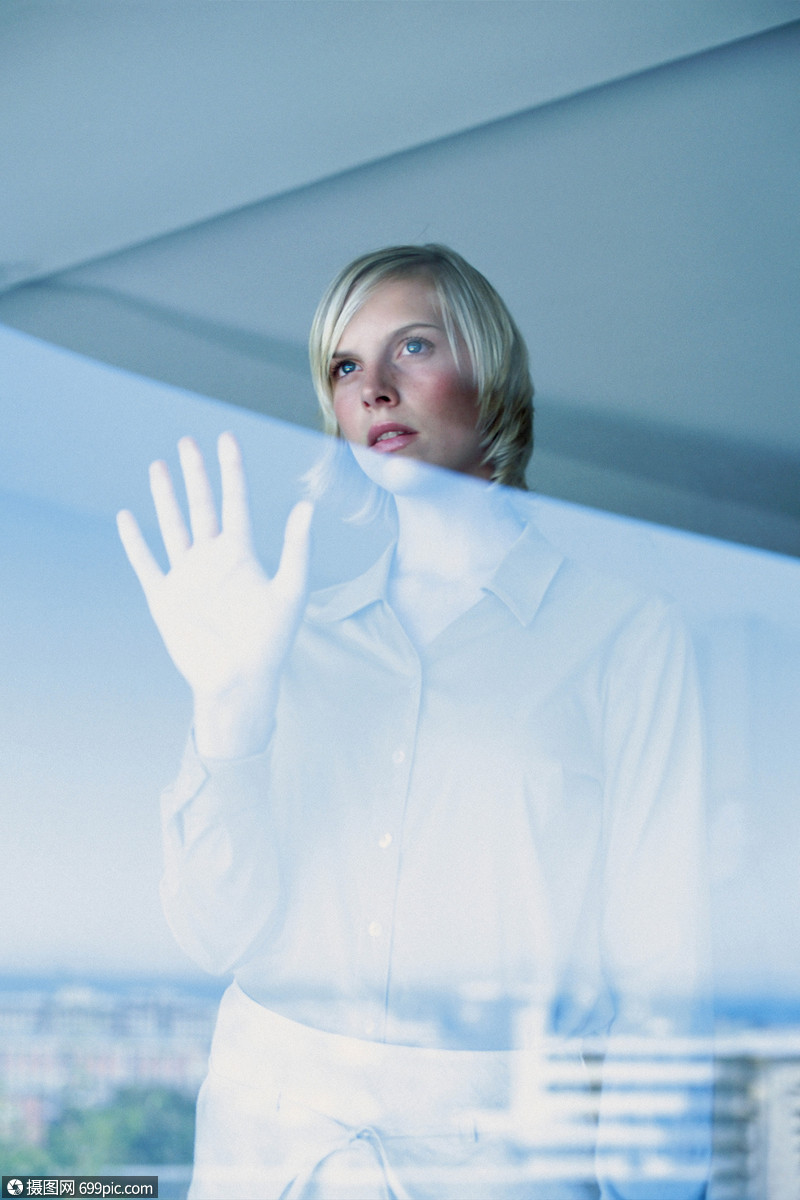 玻璃窗后面的女人