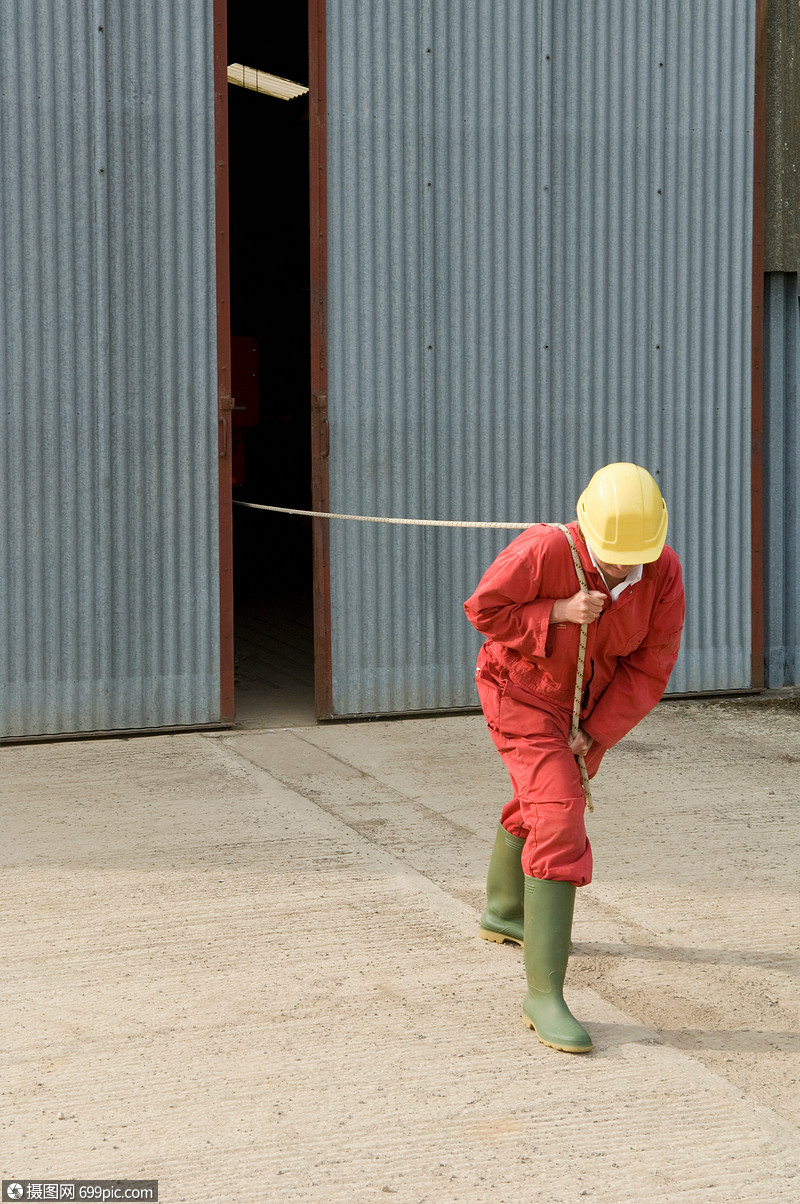 在拉东西的工人建设者工作