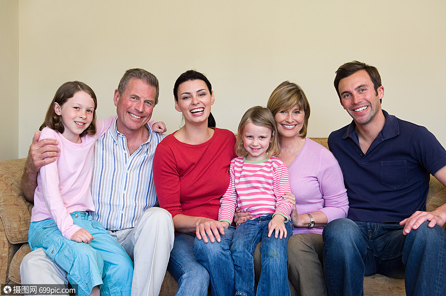 沙发上的家庭