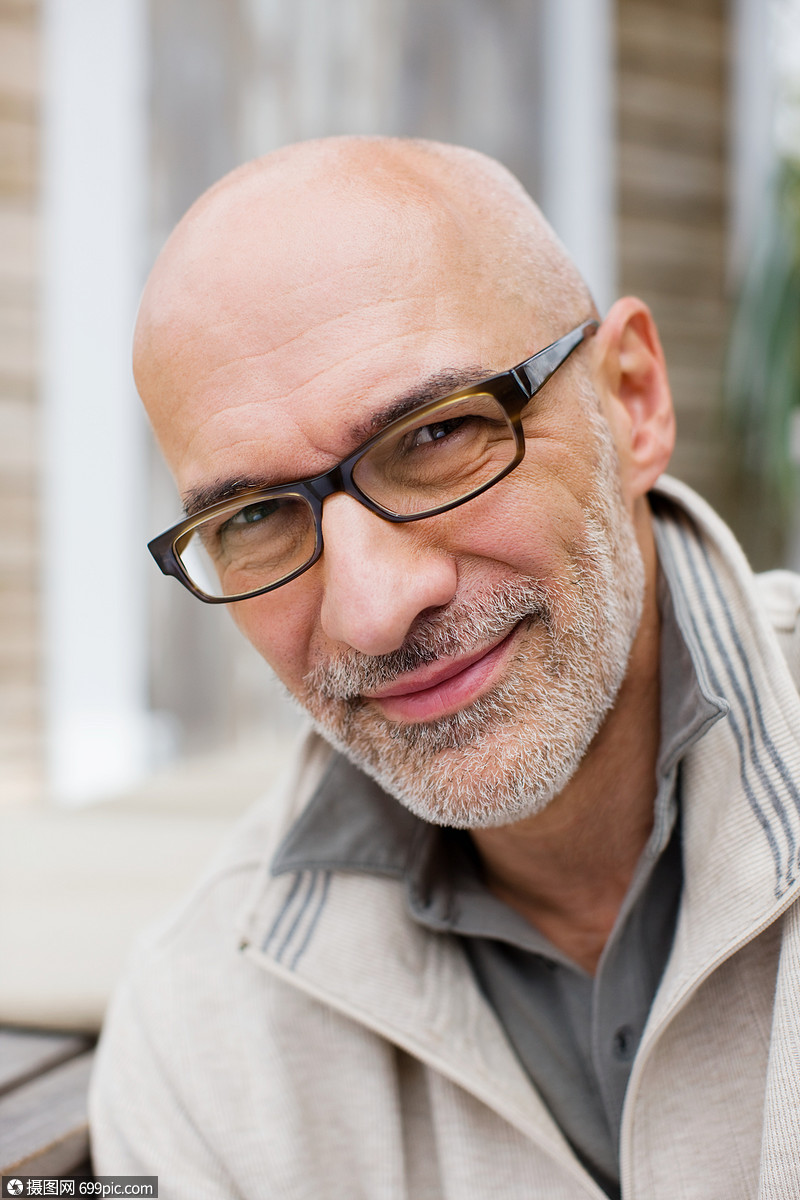 戴眼镜的男人白天外国