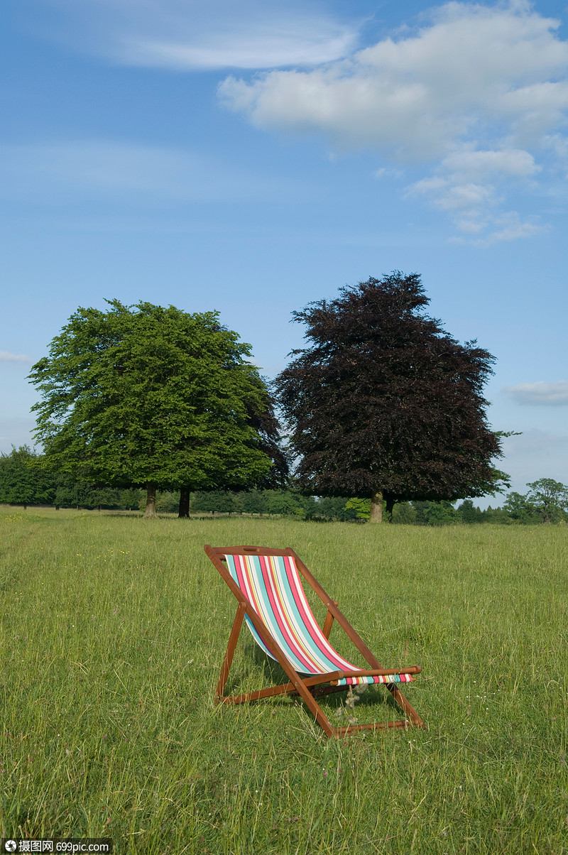 野外草地的躺椅