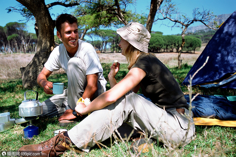 露营的夫妻两个人外国人