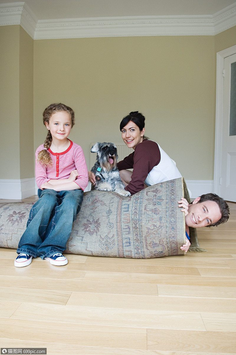 温馨的一家人在室内外国人像