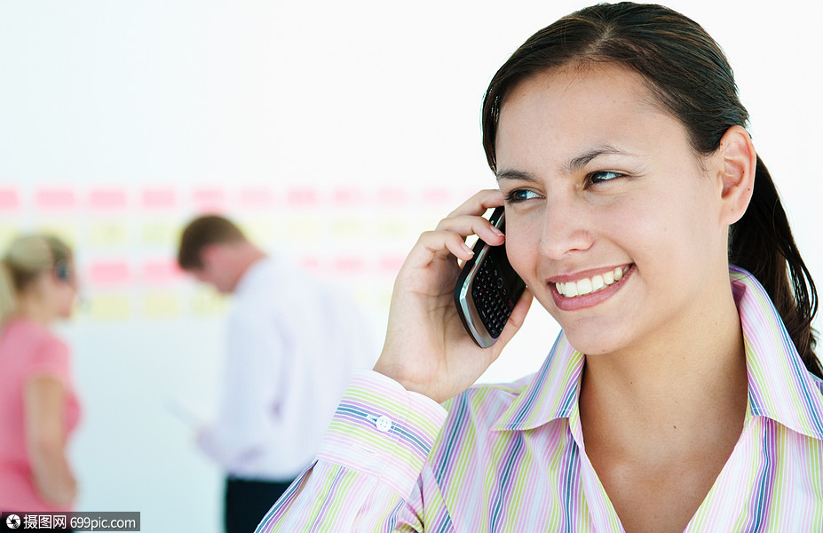 打电话的商务人士