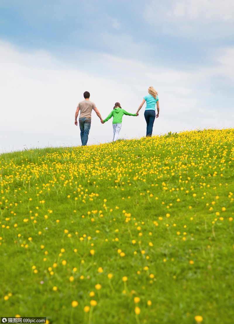草地散步的一家人