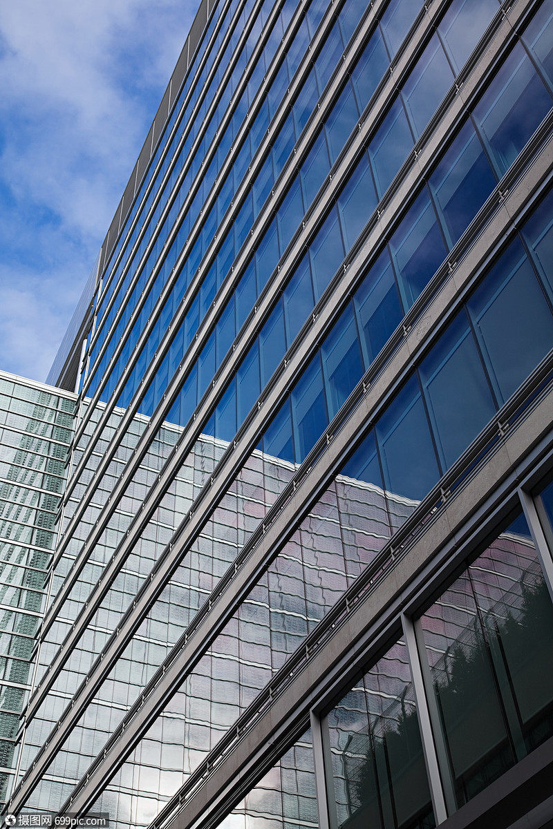办公楼的玻璃窗   商业云