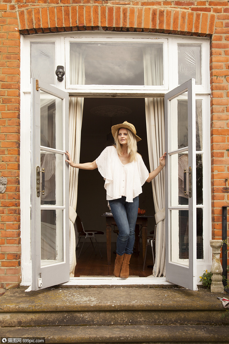 站在窗台上的女士